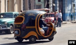 Un 'cocotaxi' presta servicio de transporte, cobrando en moneda nacional