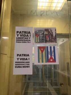 Carteles por la libertad de Cuba en la Misión de Cuba en la ONU en Nueva York.