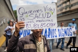 Trabajadores de hospitales protestan en Caracas.