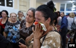 Familiares dan último adiós a fallecidos en el desastre aéreo.