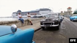 Un crucero arriba al Puerto de La Habana.