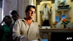 Oswaldo Payá lee una declaración en una iglesia de La Habana, el 3 de octubre de 2003. (Adalberto Roque/AFPArchivo)