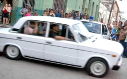 Dos disidentes cubanos arrestados en la Primavera Negra, 20 de marzo de 2003. (Foto Archivo/Adalberto Roque/AFP)