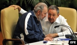 Raúl Castro habla con su hermano Fidel, el 19 de abril de 2011, durante la clausura del VI Congreso del Partido Comunista de Cuba en La Habana.