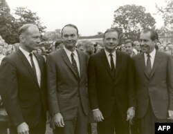 Foto de la NASA tomada el 11 de mayo de 1969: el Presidente Richard Nixon (der) con la tripulación del Apolo 11 (de izq. a der.) Edwin E. Aldrin,Jr., Michael Collins y Neil A. Armstrong.