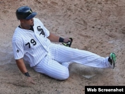 José Abreu deslizándose en home.