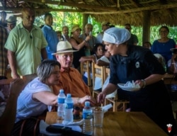 Díaz Canel y su esposa Lis Cuesta "degustando tapas" en el Mercado de la Tierra. (Foto: Cubapaladar)