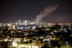 El humo se levanta sobre las casas en Ashkelon, en el sur de Israel, luego de un ataque con cohetes lanzado desde Gaza, el jueves 13 de mayo de 2021. Foto: REUTERS/Amir Cohen.