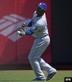 Yasiel Puig suelta una bola bateada por Brandon Hicks, de los Gigantes.