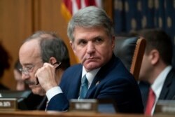 El congresista republicano de Texas, Michael McCaul, hizo público su apoyo a RFE/RL y dijo que aunque el Congreso podría actuar, él quisiera ver al presidente Joe Biden tomar la iniciativa.