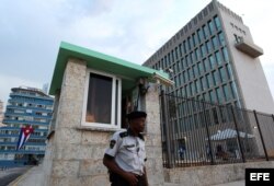 Un militar cubano custodia la embajada de Estados Unidos en La Habana.