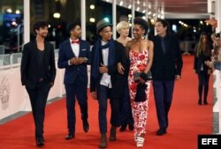 El director Agustí Villaronga (d), y los actores Maykol David Toroló (3-i), Yordanka Ariosa (2d), Héctor Medina (i) y Jazz Vila (2-i), esta noche en la alfombra roja del Festival de Cine de San Sebastián.