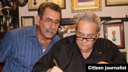 Rodríguez Mendigutía, dedica un libro al entrevistador Méndez castelló/ Foto: Luis Felipe Rojas.