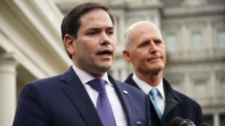 Los senadores Marco Rubio y Rick Scott hablan a la prensa tras una reunión con el presidente Trump sobre Venezuela.Photo by MANDEL NGAN / AFP)