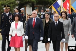 El vicepresidente de EEUU, Mike Pence, visita el Cementerio Nacional de Seúl.