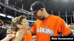 José Fernández con su abuela Orga Fernández, en marzo de 2014.