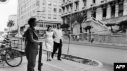 En esta imagen tomada en 1962 una miliciana custodia una calle de La Habana. (JENO PAPP / INTERFOTO MTI / AFP)