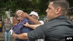 El periodista independiente Lázaro Yuri Valle apresado en La Habana, el 10 de diciembre de 2015 en un acto por el Día de los Derechos Humanos. ADALBERTO ROQUE / AFP