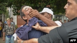 El periodista independiente Lázaro Yuri Valle Roca, detenido en plena vía pública en diciembre de 2015. (Archivo/AFP)