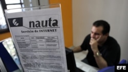 Varias personas se conectan a internet desde una sala de navegación este martes 4 de junio de 2013, en La Habana.