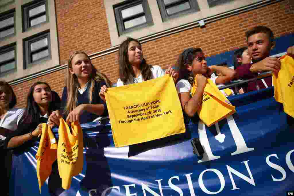 Los niños de la escuela Nuestra Señora Reina de los Angeles esperan la visita del Papa Francisco. EFE