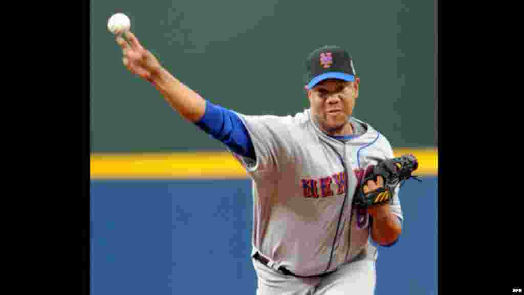 ATLANTA (GA, EEUU), 05/05/09.- El lanzador de los Mets de Nueva York, Liván Hernández, impulsa la bola hacia el plato durante el partido de la MLB contra los Bravos de Atlanta el 5 de mayo de 2009, en Atlanta. 