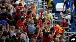 El español Fermín López celebra con sus aficionados tras ganar la medalla de oro en fútbol masculino entre Francia y España en el Parque de los Príncipes durante los Juegos Olímpicos de Verano de 2024, 9 de agosto de 2024, en París, Francia. AP/Vadim Ghirda.