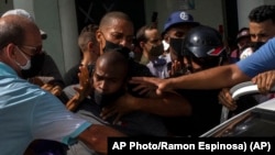 La policía detiene a un manifestante antigubernamental durante una protesta en La Habana, Cuba, el domingo 11 de julio de 2021. 