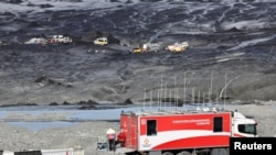 Equipos de rescate trabajan en el glaciar Breidamerkurjokull, donde se derrumbó una cueva de hielo mientras turistas exploraban en Islandia. Stod 2/Vilhelm Gunnarsson/Folleto vía REUTERS.