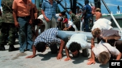 Foto de archivo de exiliados cubanos que llegan en barcos durante el éxodo del Mariel.