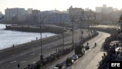 Miles de personas asisten hoy, miércoles 30 de noviembre de 2016, al paso de las cenizas del fallecido líder cubano Fidel Castro en La Habana (Cuba)