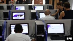 Varias personas se conectan a internet desde una sala de navegación en La Habana, Cuba.