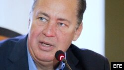 El gobernador de West Virginia, EE.UU., Earl Ray Tomblin, habla en una conferencia de prensa en La Habana.