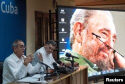 El ministro de Economía de Cuba, Joaquín Alonso, y el ministro de Comercio Exterior y la Inversión Extranjera, Oscar Pérez-Oliva, ofrecen una conferencia de prensa en La Habana, Cuba, el 14 de noviembre de 2024. REUTERS/Alexandre Meneghini