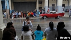 Siguen las aglomeraciones de personas para comprar alimentos o sacar o cambiar dinero en los bancos. 