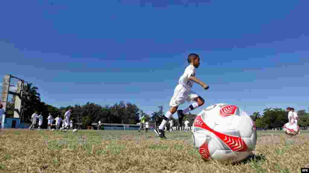 Un centenar de niños participa en el primer &quot;Campus Experience&quot; que organiza en Cuba el Real Madrid y donde a lo largo de una semana los pequeños aprenderán valores educativos y vitales a partir de la práctica del fútbol. &nbsp;