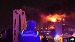 El incendio tras el ataque en Crocus City Hall. (AP Photo/Vitaly Smolnikov).