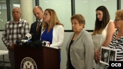 Conferencia de prensa de legisladores demócratas sobre la reunificación familiar de cubanos.