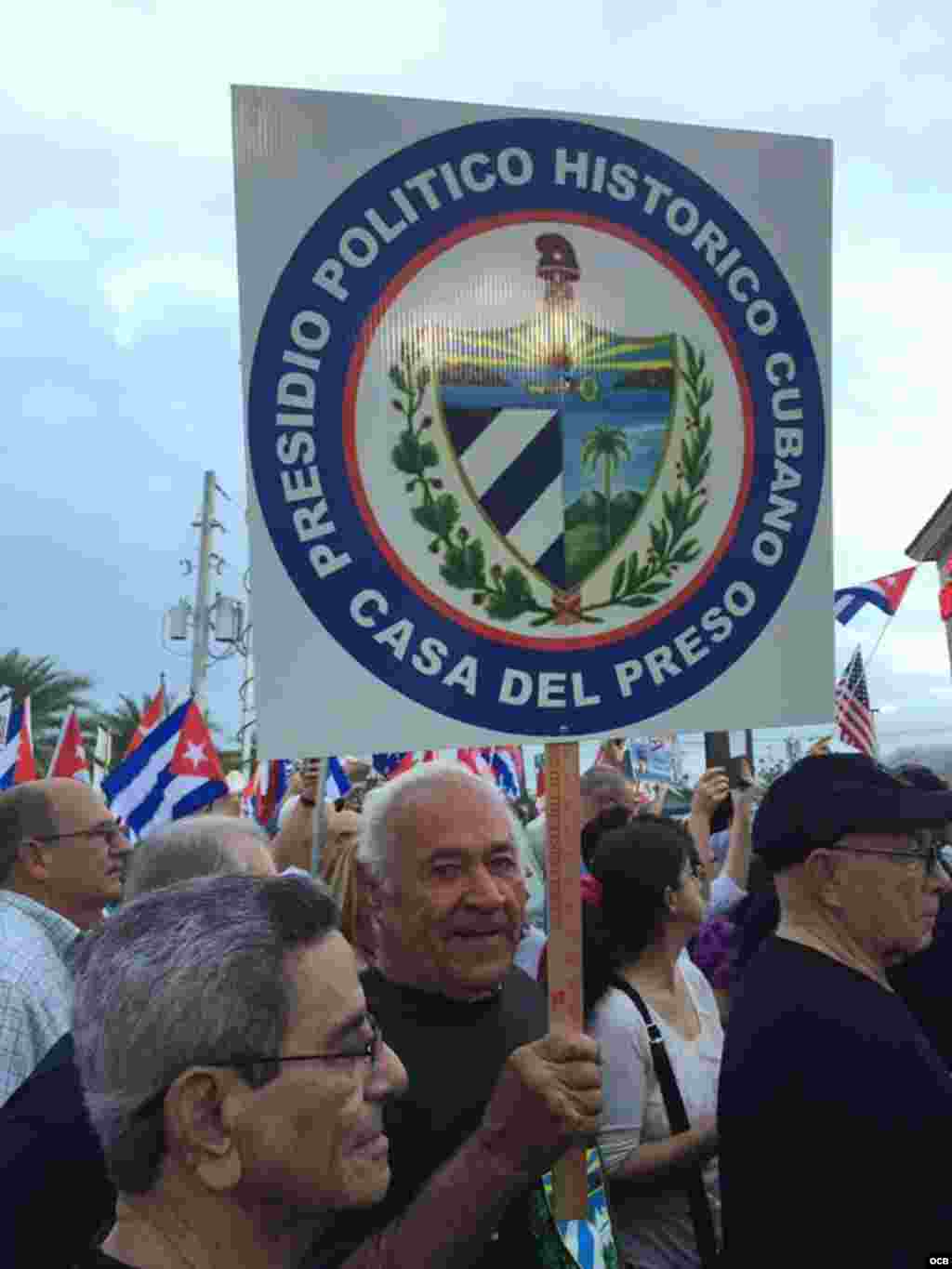 Cubanos desbordan la Calle 8 de la Pequeña Habana, en Miami, en una concentración por la libertad de Cuba.