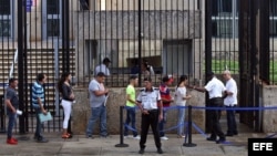 Cubanos frente a la Embajada de EEUU en La Habana. 