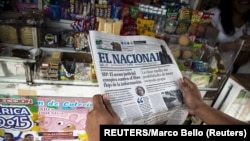 Un hombre lee el diario El Nacional, en una calle de Caracas. (REUTERS/Marco Bello).