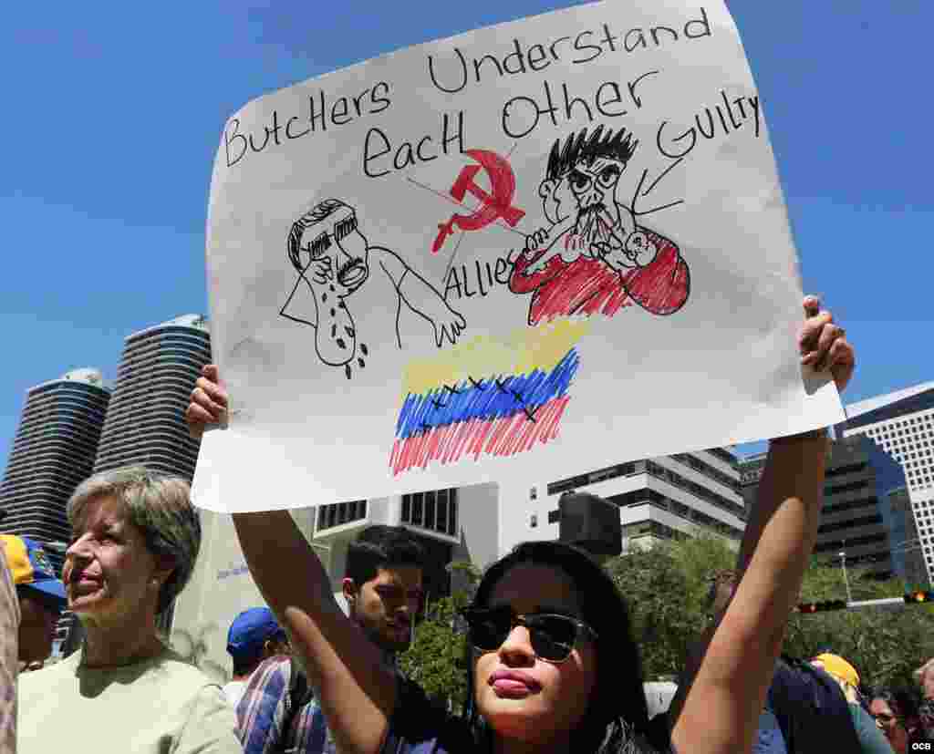 Venezolanos indignados con banquete de Maduro protestan frente a Steakhouse, de la cadena de restaurantes del popular chef Salt Bae, localizado en el 999 de Brickell Ave, en Miami.