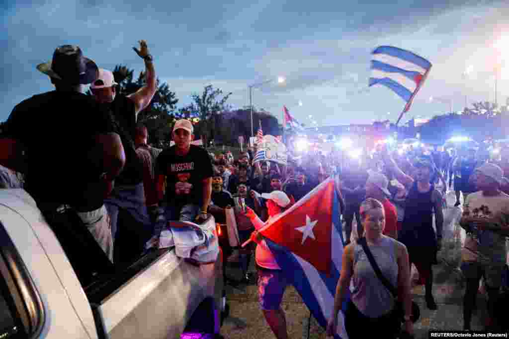 En Tampa la autopista Dale Mabry bloqueada por cubanos exiliados con banderas.&nbsp;Foto:&nbsp;REUTERS/Octavio Jones.