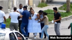 Una Dama de Blanco es detenida cuando sale a marchar con una pancarta alusiva a la ampaña Todos Marchamos el domingo 19 de septiembre,