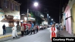 Participantes de la II Jornada Nacional de la Juventud caminan por calles de Santa Clara. Foto: Movimiento Cristiano Liberación (MCL).