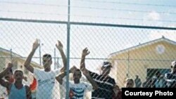 Cubanos detenidos en el Centro Carmichael, en Nassau, Bahamas (Foto cortesía de Centro por la Justicia y el Derecho Internacional).