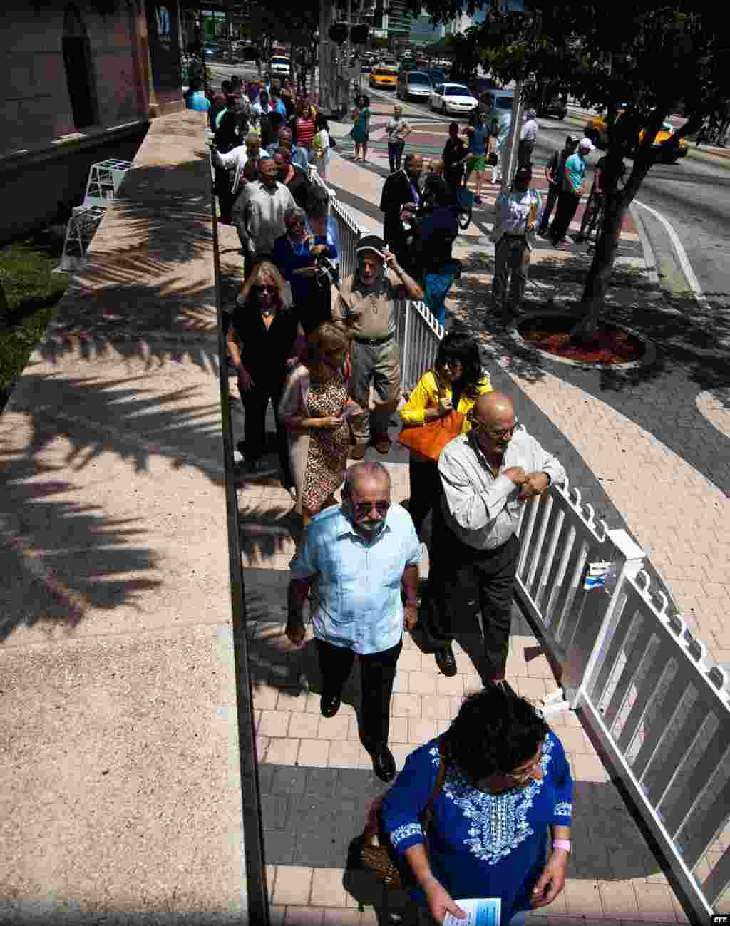 Varias personas llegan para asistir a la intervención de la bloguera y disidente cubana Yoani Sánchez hoy, lunes 1 de abril de 2013, en la emblemática Torre de la Libertad de Miami, Florida, todo un icono del éxodo cubano en esta ciudad estadounidense, do