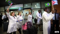 Médicos cubanos a su llegada a Brasilia, agosto de 2013.