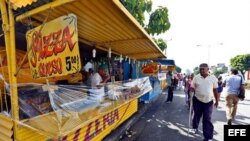 Un cuentapropista vende pizzas en Santiago de Cuba.