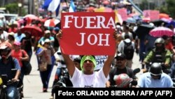 En la foto de archivo del 6 de agosto de 2019, cientos de personas participan en una protesta para exigir la renuncia del presidente hondureño, Juan Orlando Hernández, por sus presuntos vínculos con el narcotráfico, en Tegucigalpa. Foto: ORLANDO SIERRA / AFP